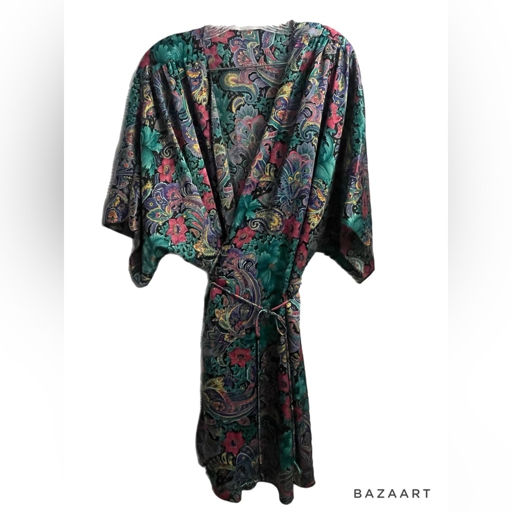 Beautiful vintage robe with all over floral paisley print made in USA size med